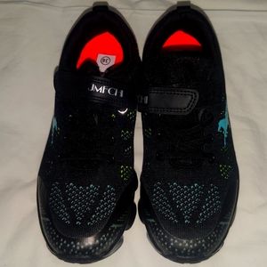 NWOT  VITIKE never worn boys sneakers